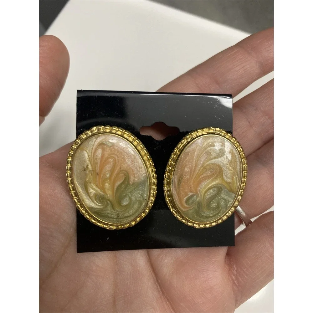 Flowing Swirling Floralish Gold Tone Earrings‎ Green & Peach Colored